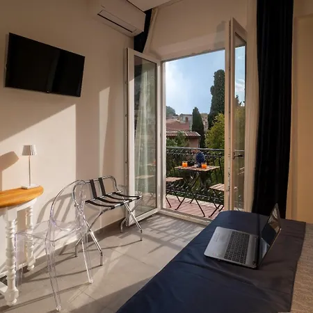 Blu Deluxe 3* تاورمينا